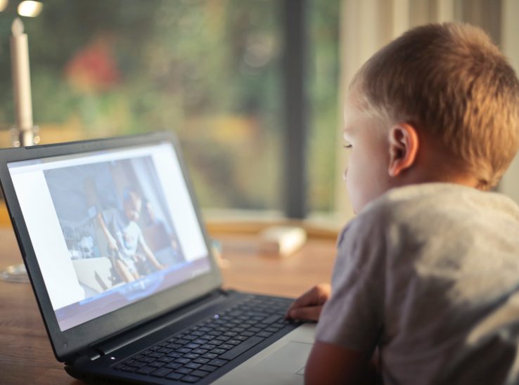 Enfants, ados et écrans : les parents ont besoin de soutien