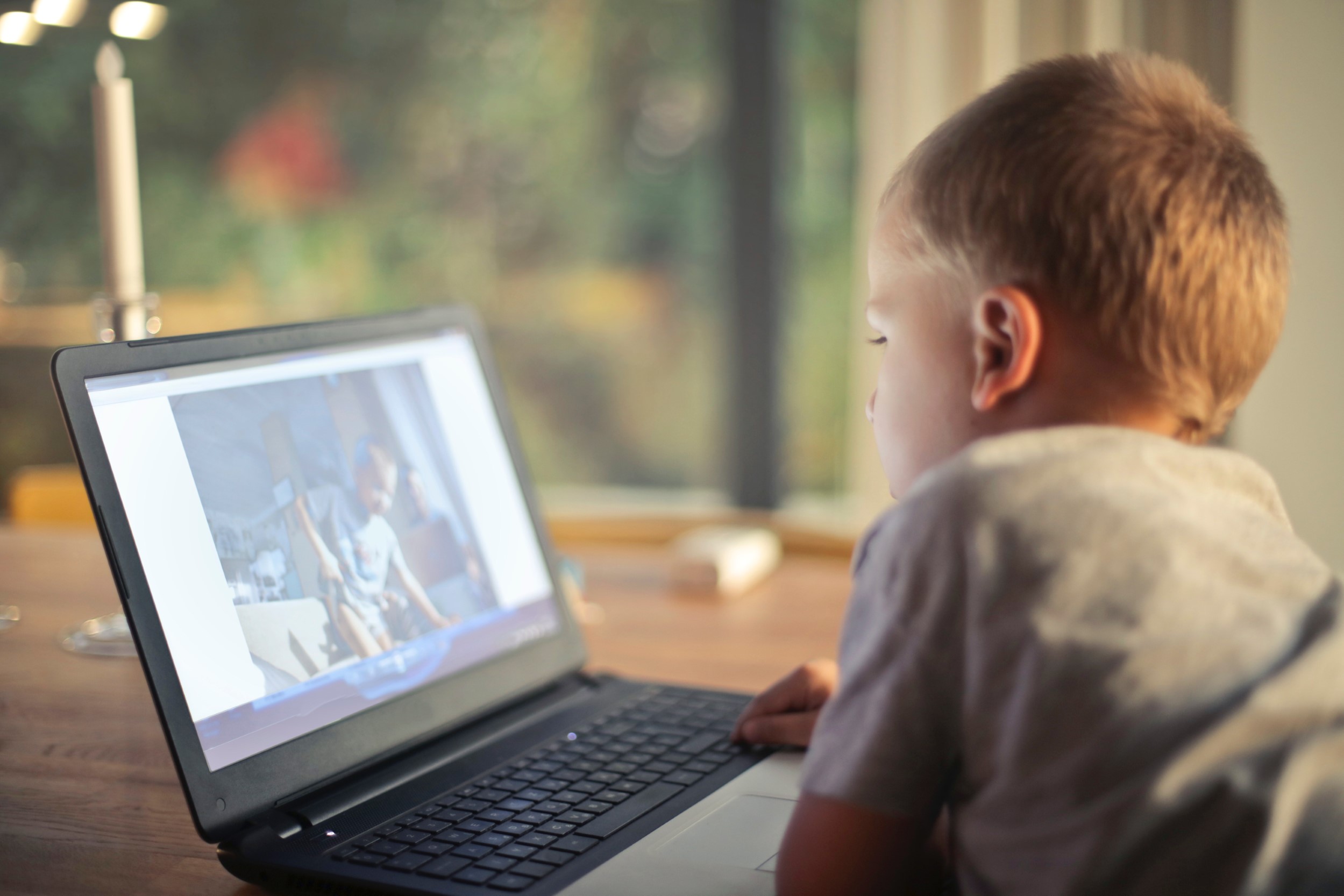 Enfants, ados et écrans : les parents ont besoin de soutien